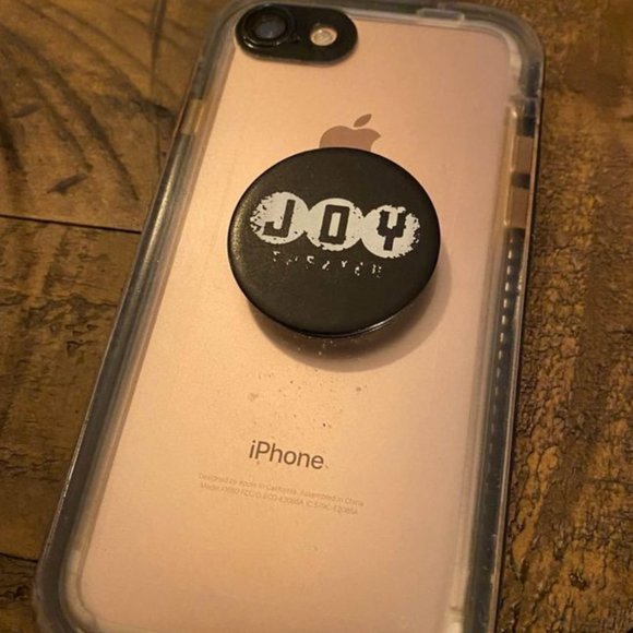 (2) iPhones: (1) Silver 5s, & (1) Rose Gold 9 - Picture 2 of 6